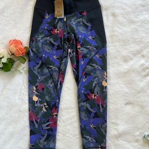Patagonia Leggings Womens XS Centered Crops 3/4 21917 Abstract Jungle Purple